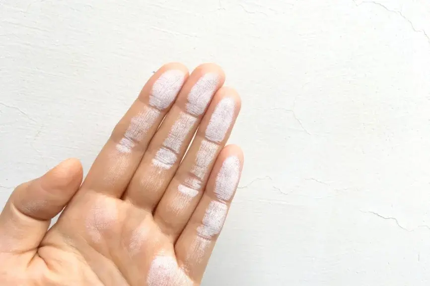 手のひらに白い粉が付着している様子